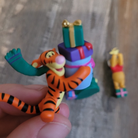 Hallmark 1998 miniature Winnie the Pooh christmas ornaments tree trimmin time - Picture 6 of 6